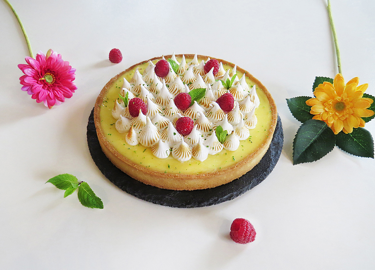 La Tarte Citron Meringuee Et Son Coeur Framboise Frais Et Dore